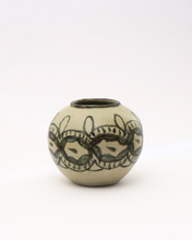 Load image into Gallery viewer, Vase [M.33.22]
