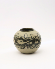 Load image into Gallery viewer, Vase [M.33.22]
